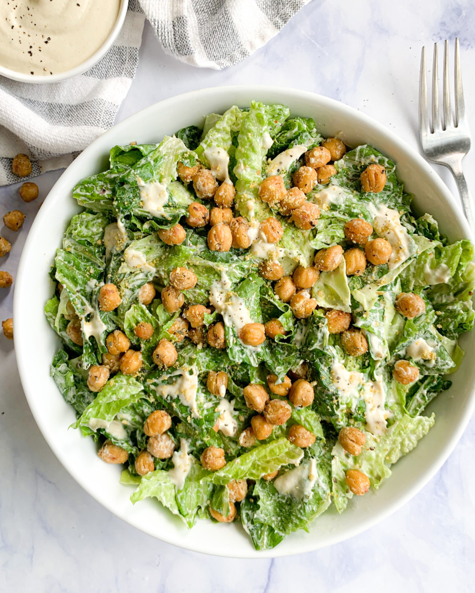 https://wholesomecrumbs.com/wp-content/uploads/2020/12/vegancaesarsaladwithcrispychickpeas.jpg